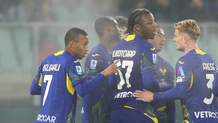 Belghali festeggiato dai gialloblù dopo la rete del vantaggio
