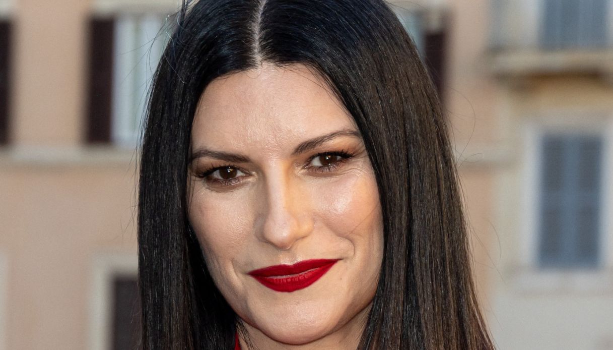 Laura Pausini cancella tutti i social, l'addio ai fan: "C'è troppo odio"