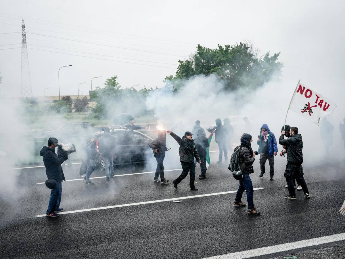 Dopo l'intervista di Zangrillo al Giornale centrodestra e Azione in pressing su Lo Russo: "Chiuda subito Askatasuna"