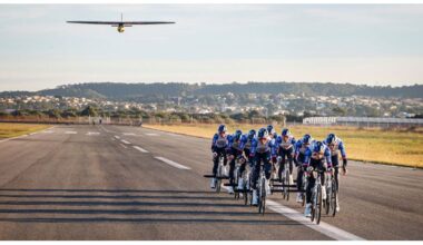 9 CORRIDORI DELLA RED BULL BORA-HANSGROHE TRAINANO UN ALIANTE FINO A FARLO DECOLLARE. VIDEO & GALLERY