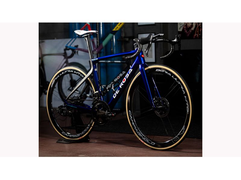 LA DE ROSA 70 DEL TEAM VF GROUP BARDIANI CSF FAIZANE' SI TINGE DI BLU PER IL 2026. GALLERY