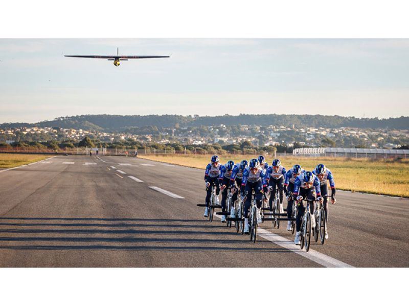 9 CORRIDORI DELLA RED BULL BORA-HANSGROHE TRAINANO UN ALIANTE FINO A FARLO DECOLLARE. VIDEO & GALLERY