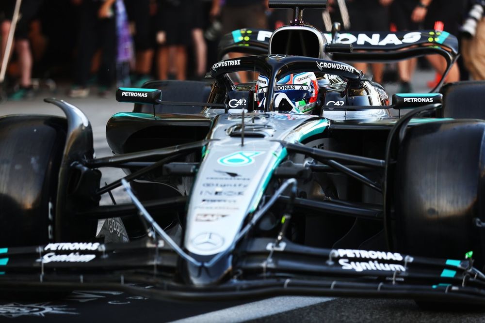 Andrea Kimi Antonelli con la Mercedes W16 mule car dotata dell'ala mobile anteriore