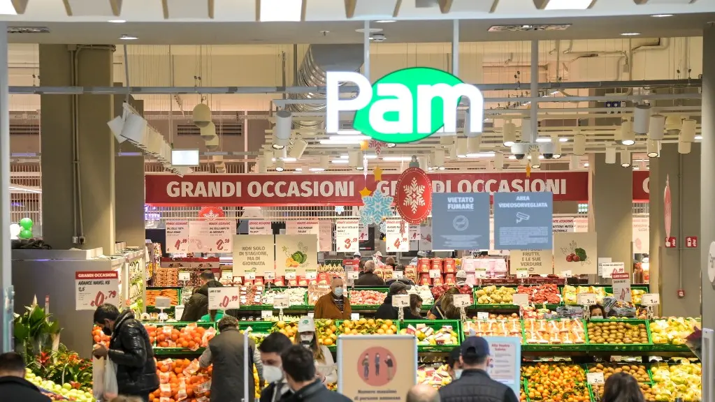 La clientela fra i banchi di un supermercato Pam