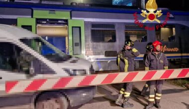 Furgone incastrato nel passaggio a livello: preso in pieno dal treno
