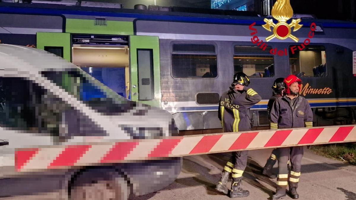 Furgone incastrato nel passaggio a livello: preso in pieno dal treno