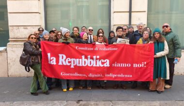 Giornalisti di Repubblica supportano i cdr di Repubblica e La Stampa in occasione dell'incontro con il sottosegretario alla Presidenza del Consiglio con delega all'informazione e all'editoria, Alberto Barachini sul futuro delle testate Gedi. Roma, 12 dicembre 2025