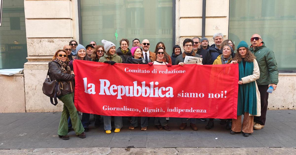 Giornalisti di Repubblica supportano i cdr di Repubblica e La Stampa in occasione dell'incontro con il sottosegretario alla Presidenza del Consiglio con delega all'informazione e all'editoria, Alberto Barachini sul futuro delle testate Gedi. Roma, 12 dicembre 2025