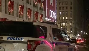 Accoltellata mentre sta cambiando la figlia nel bagno del centro commerciale: salvata dal marito