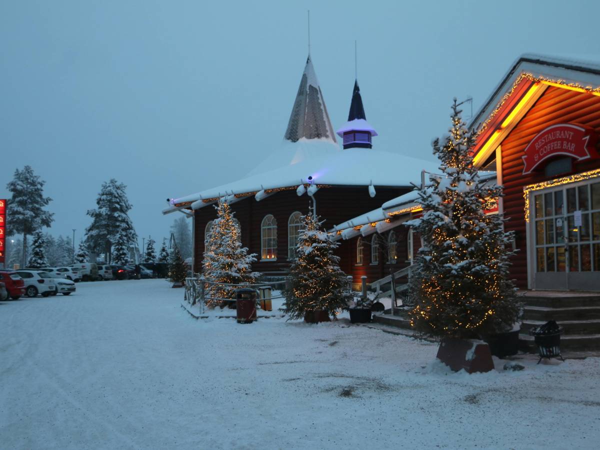 L'esercito della Nato circonda il villaggio di Babbo Natale: cosa è successo