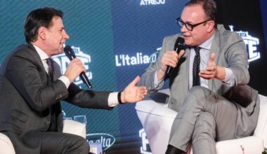 "Non siamo alleati con nessuno". Conte ad Atreju gela il Pd