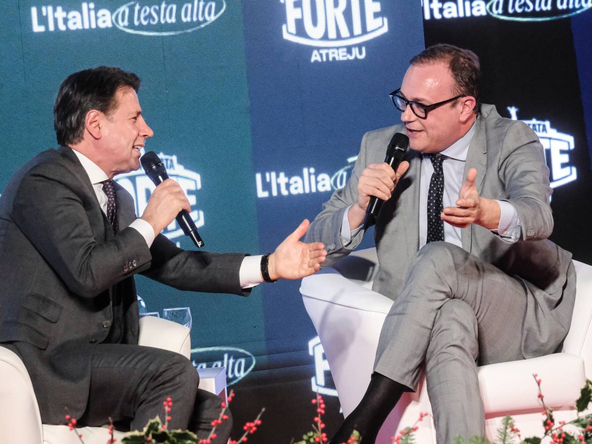 "Non siamo alleati con nessuno". Conte ad Atreju gela il Pd