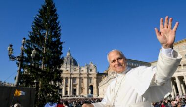 Il Papa: "A Natale evitiamo lo shopping dopante, invitiamo poveri o persone sole"
