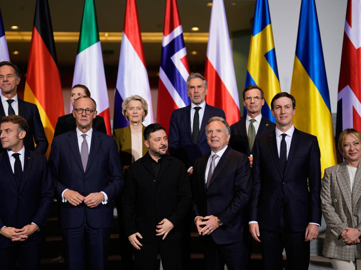 I leader Ue a Berlino: "Sostegno a Zelensky se consulterà il suo popolo. Impegno con Usa per forza multinazionale in Ucraina"