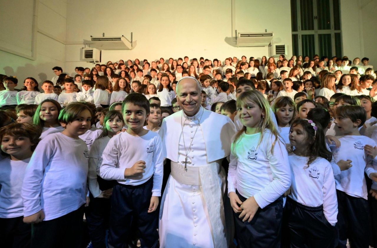 Il Papa in una scuola a Castel Gandolfo: il Natale invito a proclamare pace e unità
