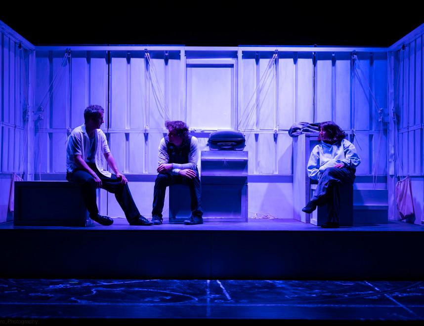 Biglietti gratis agli hater: la risposta di Emanuele Aldrovandi all’odio social per il suo “Scusate se non siamo morti in mare”