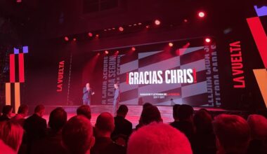 LA VUELTA OMAGGIA FROOME CHE PERÒ RIMANDA (PER IL MOMENTO) IL RITIRO