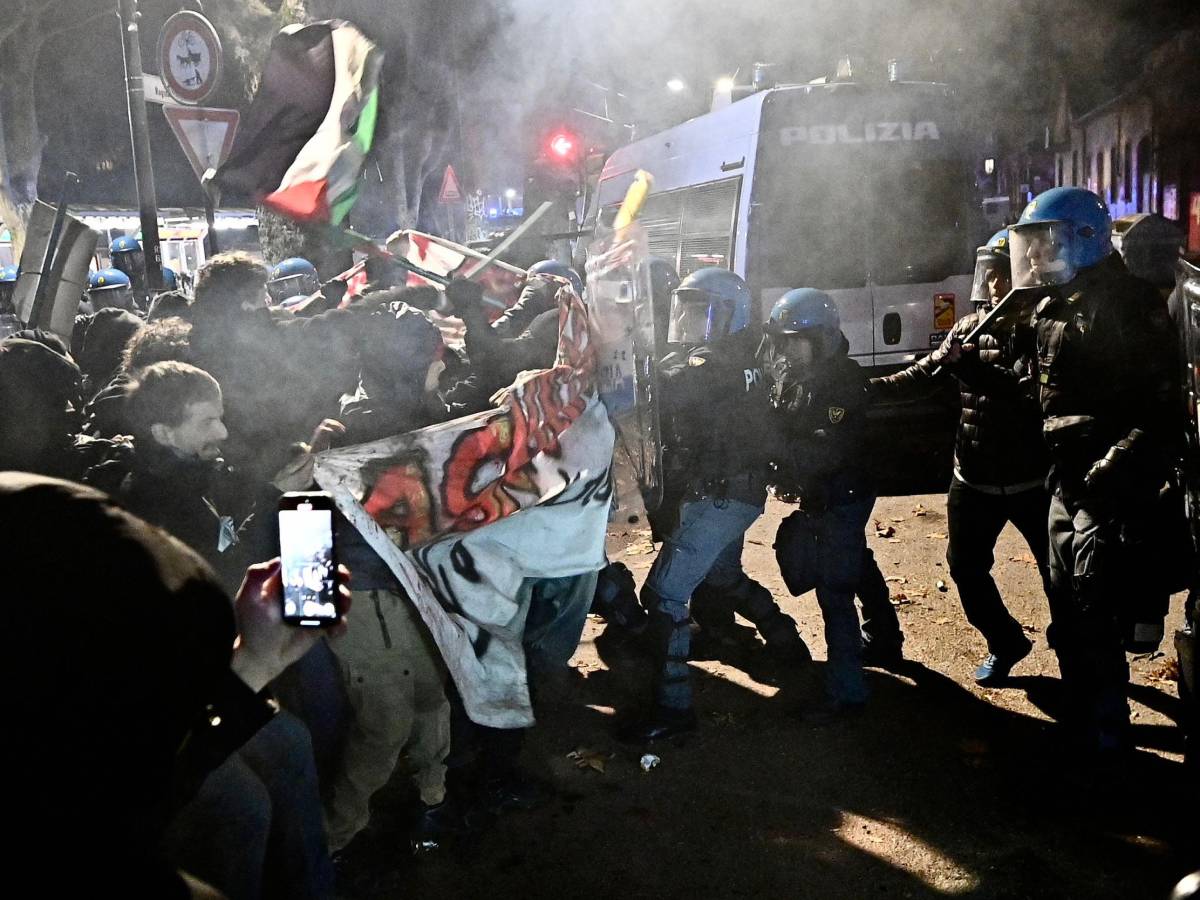 "Rispondo con un pugno". Le canzoni dei collettivi rossi contro la polizia e pro-Aska