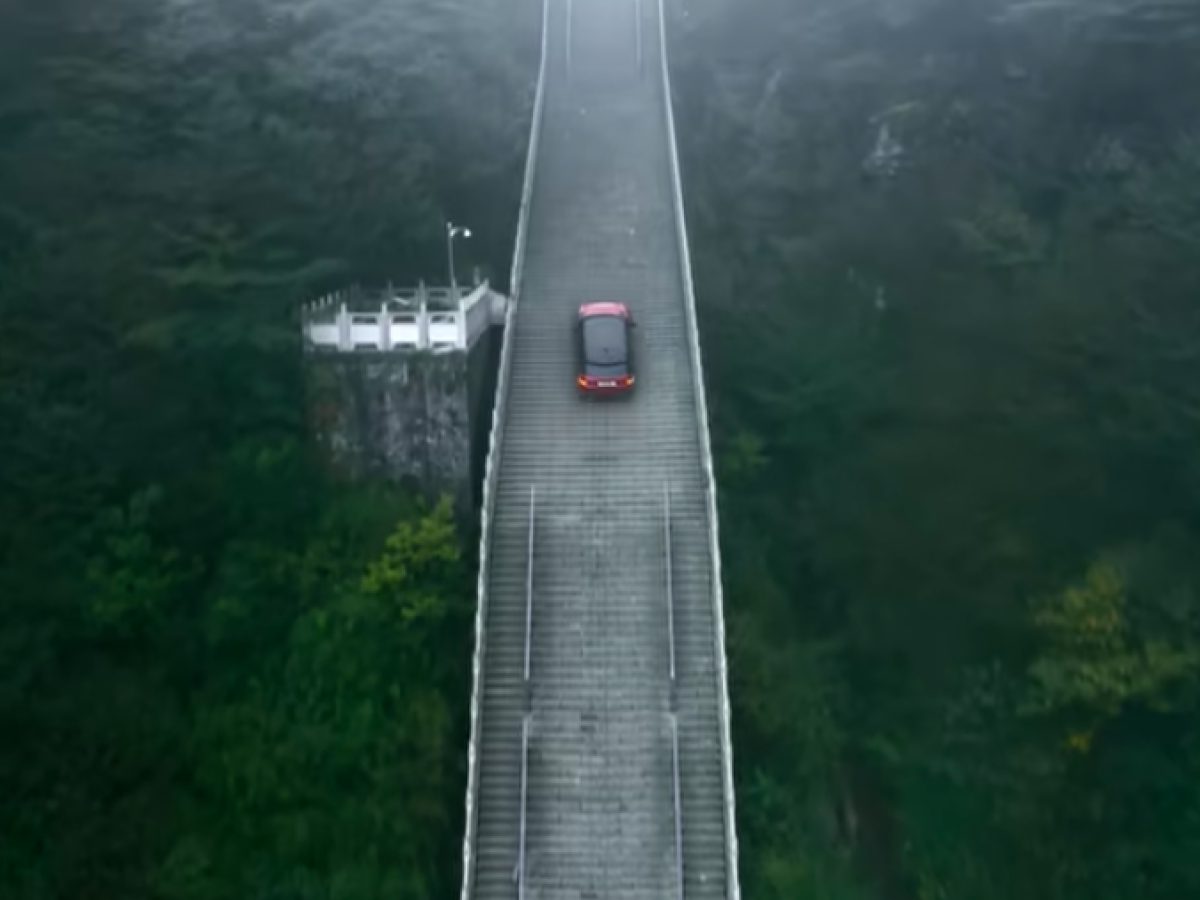 Arriva alla porta del Cielo in macchina: "Non era impossibile"