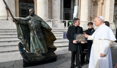 Da Leone XIV gli artisti e i loro simboli di fratellanza
