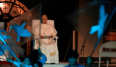 Anche il papa sta attaccato allo smartphone di notte