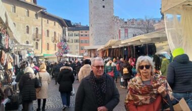Trento fra mercatini di Natale e fiera della domenica d'oro: le fotografie - Foto