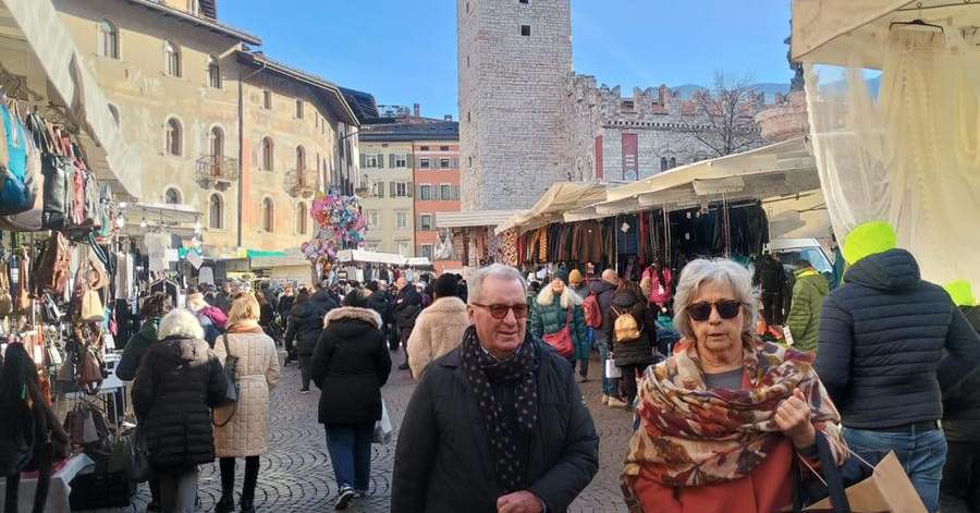 Trento fra mercatini di Natale e fiera della domenica d'oro: le fotografie - Foto