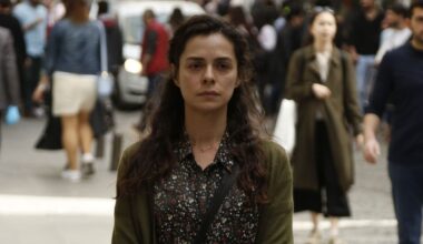 Ozge Ozpirinci (Bahar) e Feyyaz Duman (Arif) in una scena de La forza di una donna 2