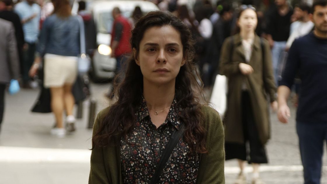 Ozge Ozpirinci (Bahar) e Feyyaz Duman (Arif) in una scena de La forza di una donna 2