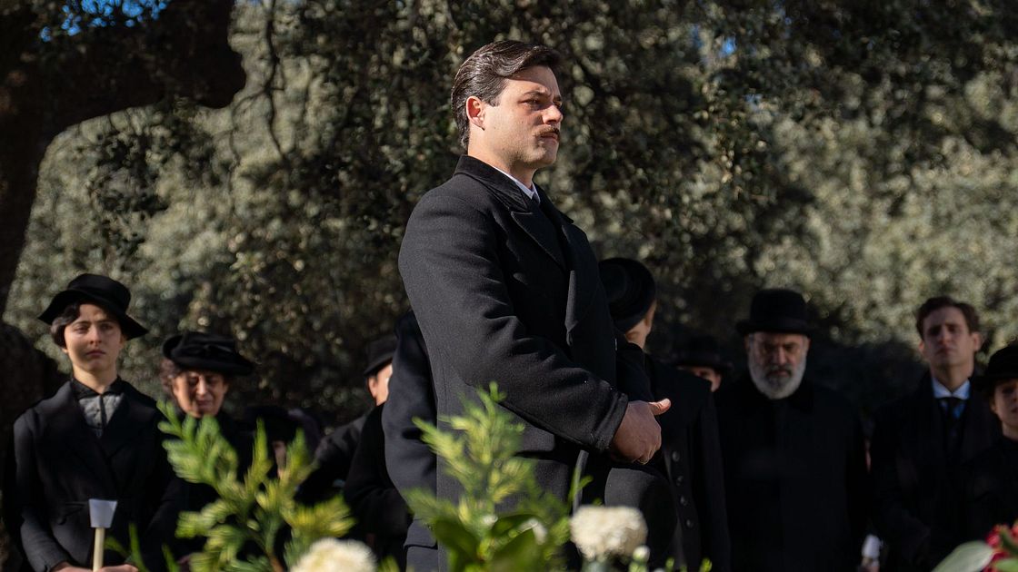 Arturo Sancho (Manuel) in una scena de La Promessa