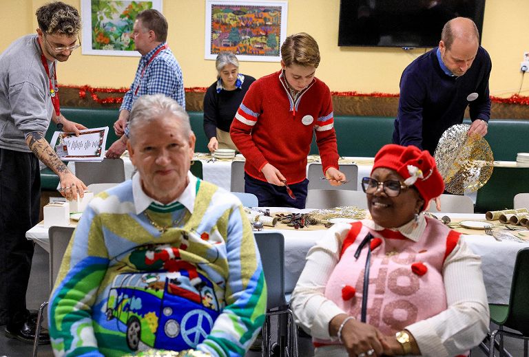 il principe William serve pasti ai bisognosi insieme al figlio George