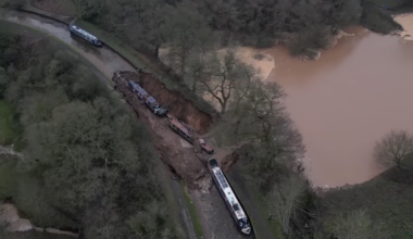 Nel Regno Unito si è formata una voragine in mezzo a un canale