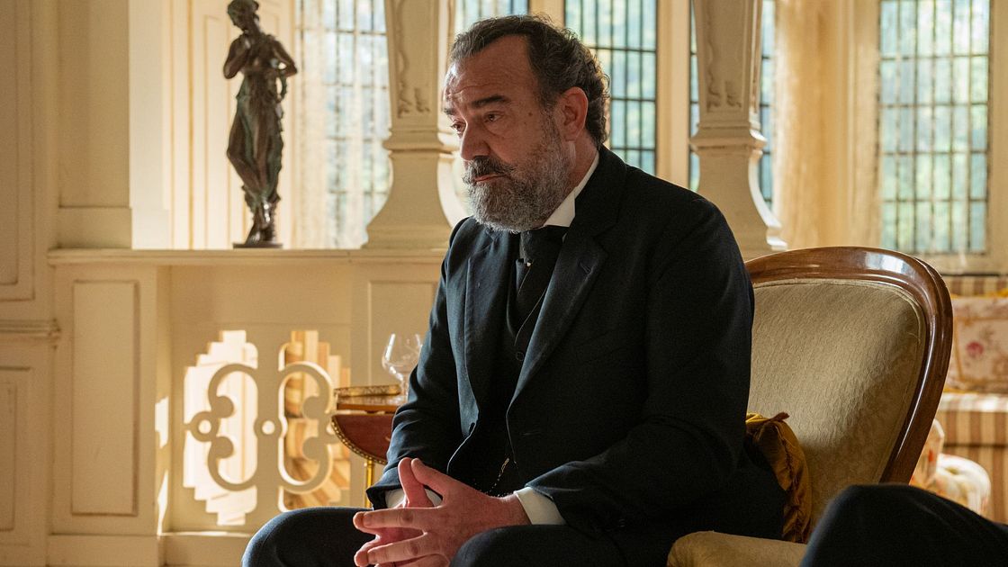 Manuel Regueiro (Alonso Lujan) in una scena de La promessa