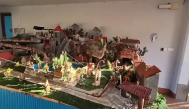 Statuine animate da 70 motorini nel paese senza tempo a Variano