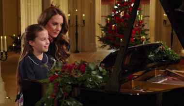 la principessa a sorpresa suona il piano con Charlotte