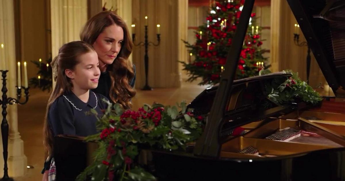 la principessa a sorpresa suona il piano con Charlotte