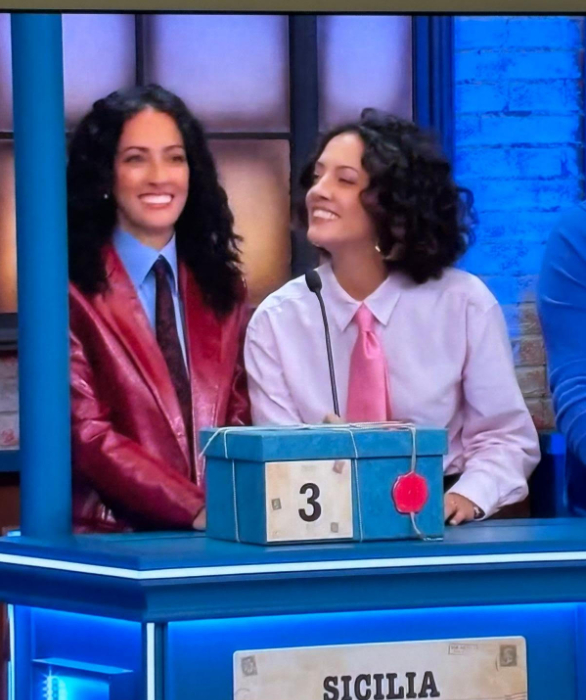 https://www.tp24.it/immagini_articoli/27-12-2025/1766835717-0-marsala-ad-affari-tuoi-in-gara-le-gemelle-gabriella-e-valeria-gandolfo-su-rai-uno.jpg