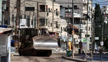 Un bulldozer militare opera durante un raid dell'esercito israeliano nel villaggio palestinese di Qabatiya, nella Cisgiordania occupata da Israele, il 27 dicembre 2025
