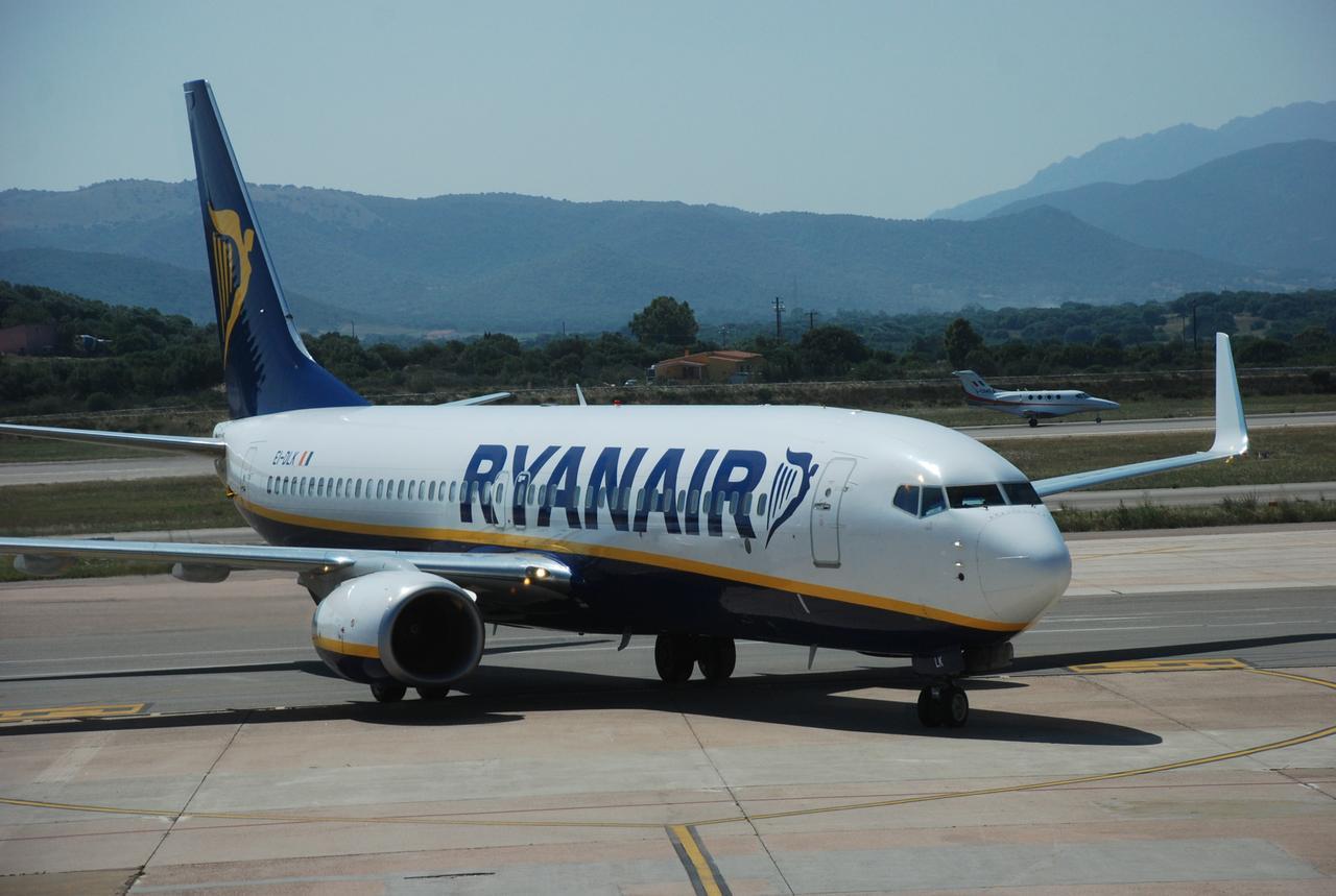 Odissea sul volo Ryanair Parigi Beauvais-Cagliari atterra ad Alghero: disagi per i passeggeri ma niente rimborso