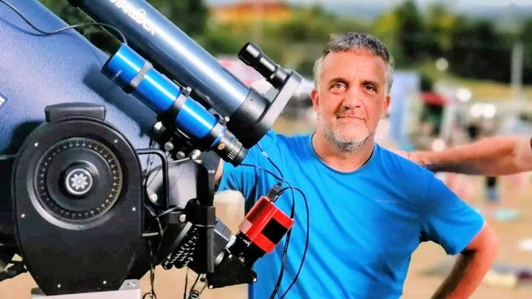 L’astrofilo Enrico Bonfante accanto a un telescopio