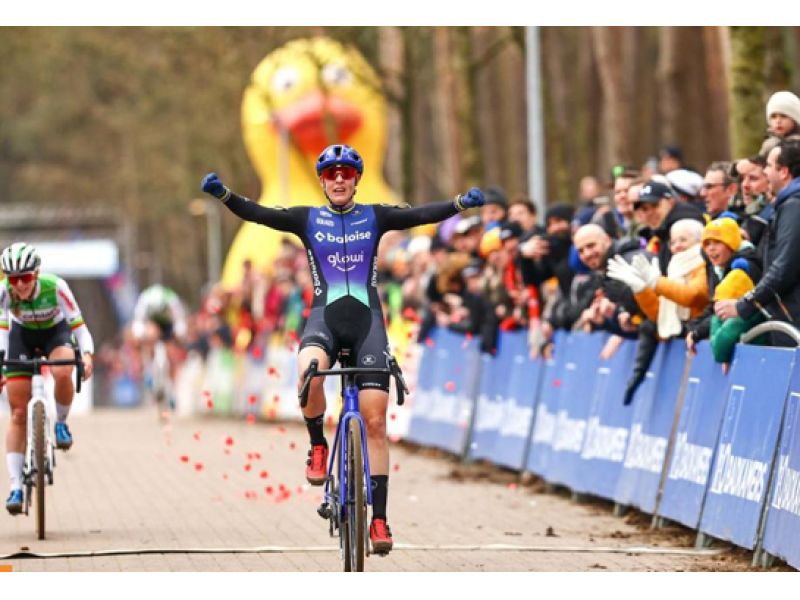 AZENCROSS. SHOW DELLA BRAND ANCHE A LOENHOUT. GARIBOLDI 10A, BRAMATI 14A