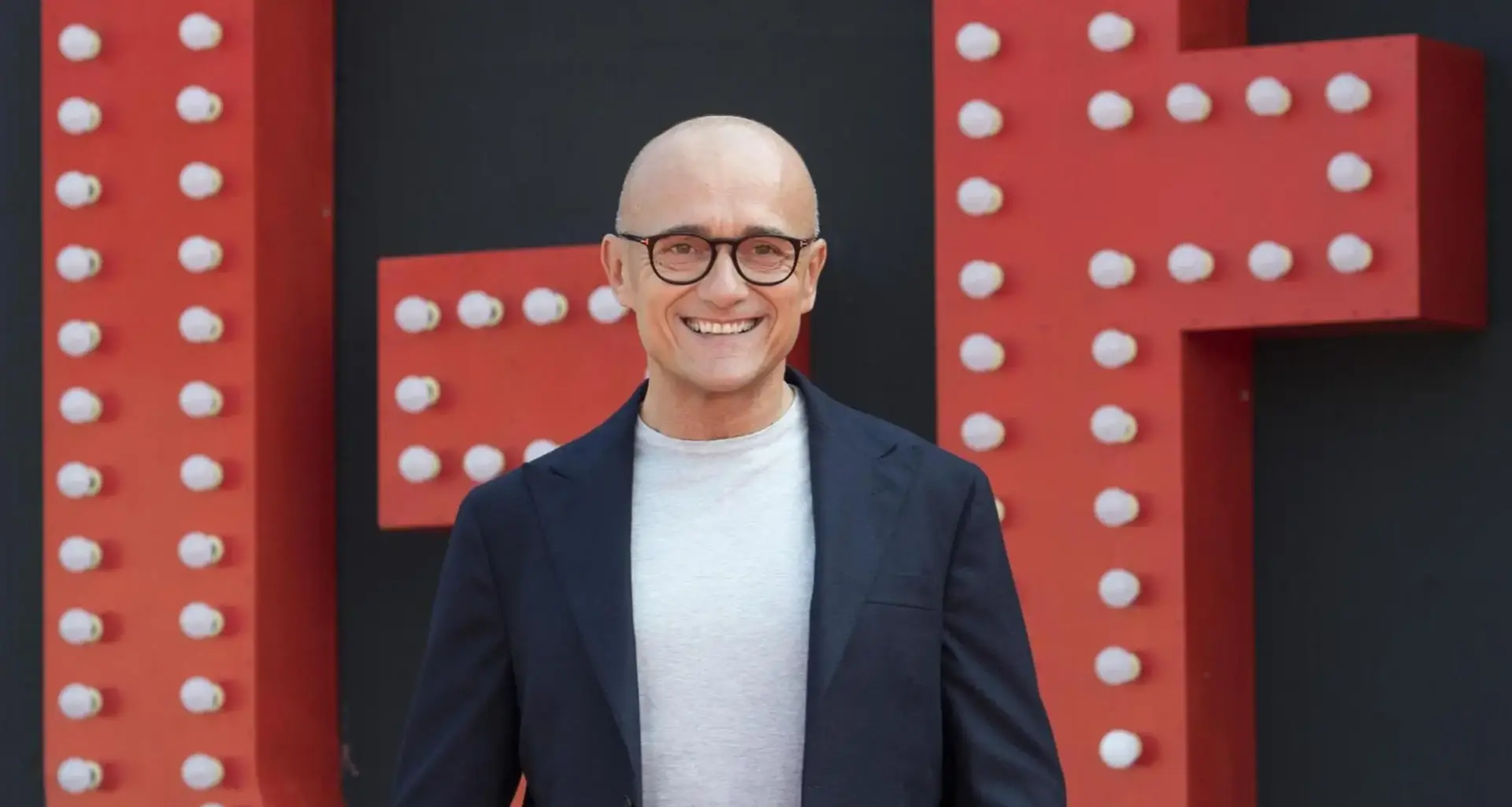 Alfonso Signorini si autosospende da Mediaset: «Calunnie da Corona»