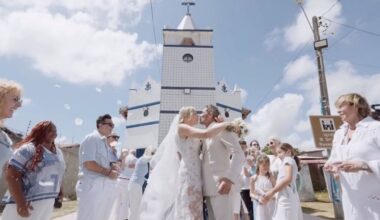 Natasha Stefanenko e il marito Luca Sabbioni si baciano durante le loro nozze