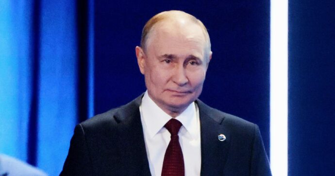 “Crediamo nella vostra vittoria, combattete per la verità e la giustizia”: Putin si rivolge ai soldati nei discorso di Capodanno