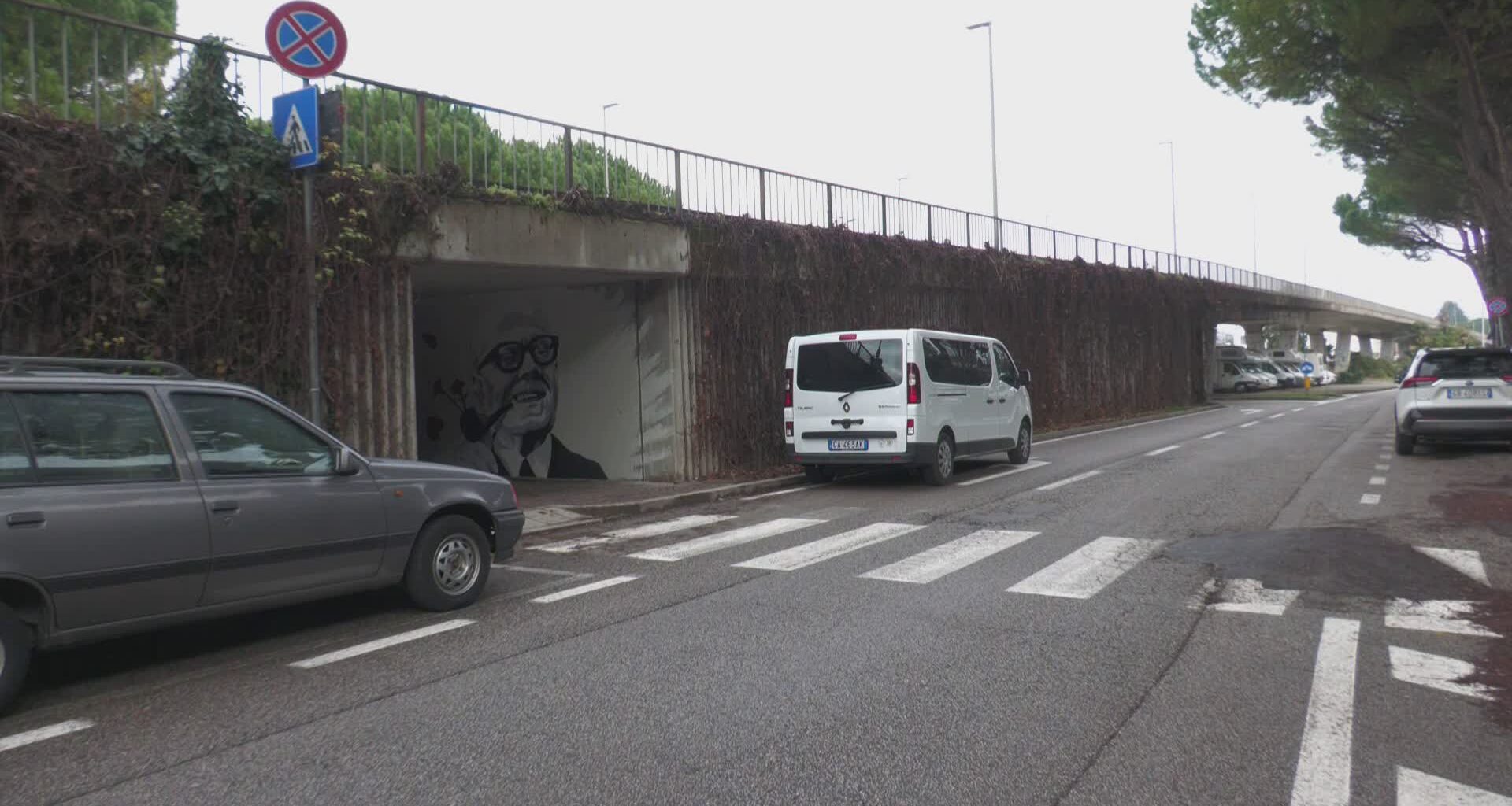 due graffiti omaggiano Pertini e la Solari
