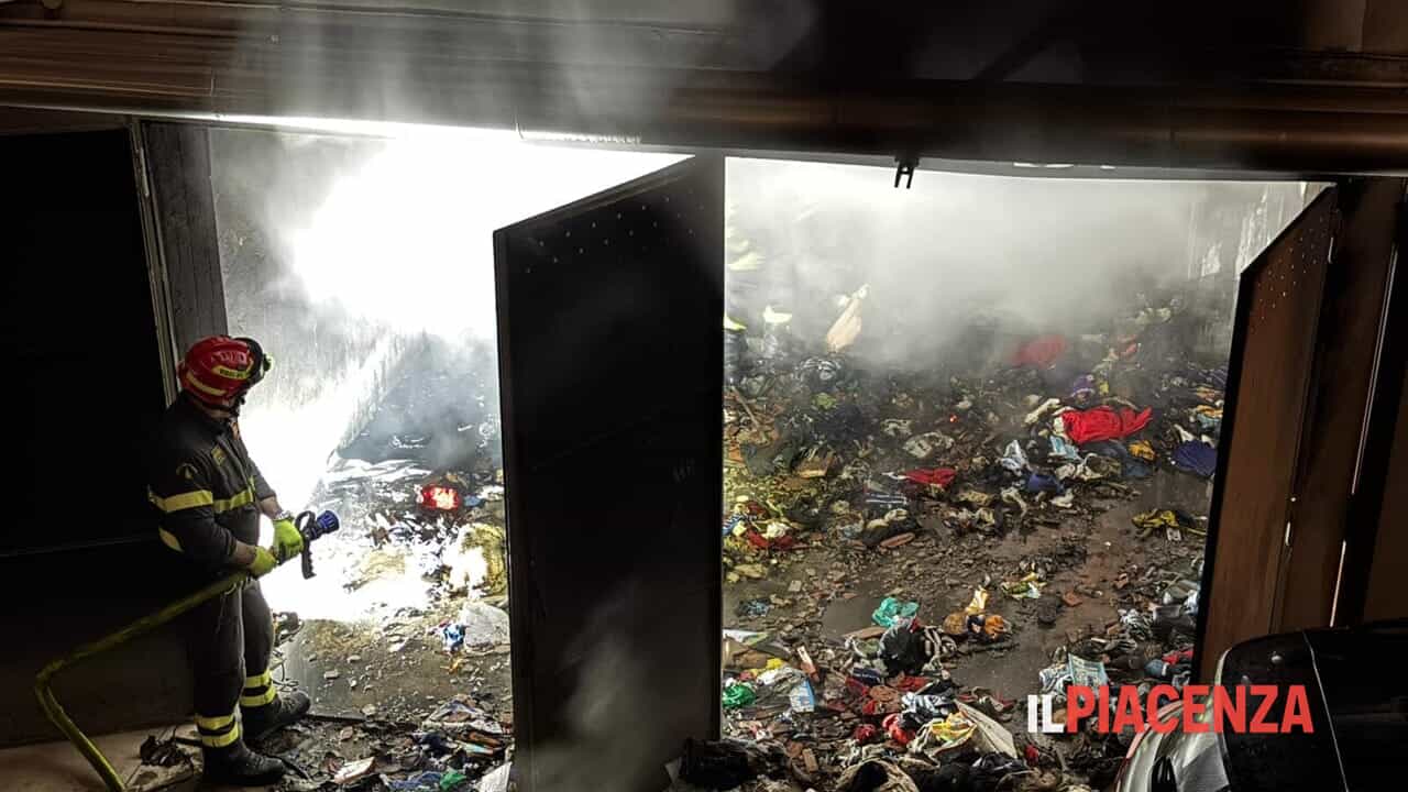 Prende fuoco un garage sul Facsal, vigili del fuoco al lavoro