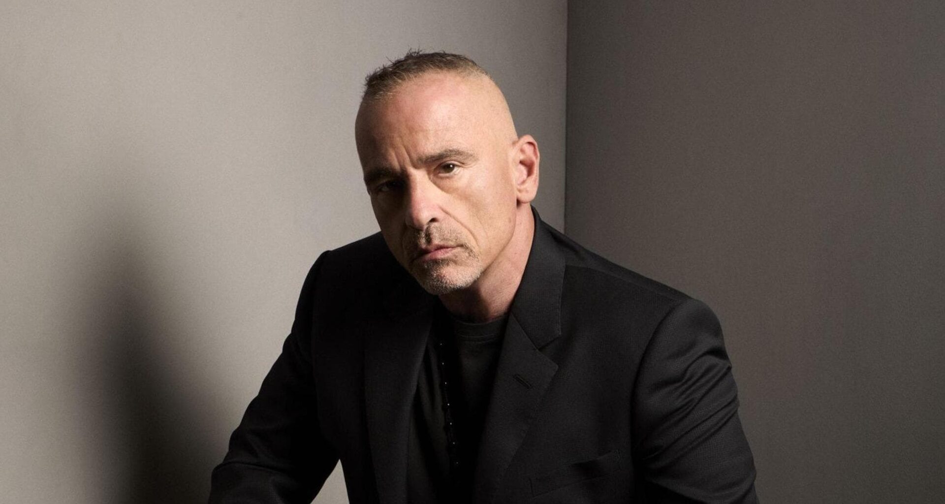 Vicino fa causa a Eros Ramazzotti: “Mi ha sfondato il soffitto”. Il manager: “Versione fuorviante” - la Repubblica