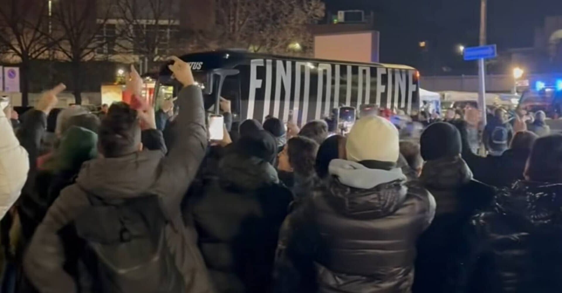 Bestie in azione a Napoli, pietrate sul pullman Juve mentre entra allo stadio