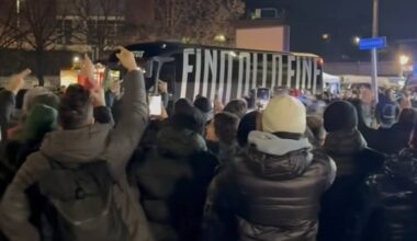 Bestie in azione a Napoli, pietrate sul pullman Juve mentre entra allo stadio