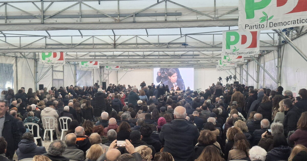 Schlein la pattinatrice. Missione: salvare il Colle. A Montepulciano è Mattarella il solo faro del Pd